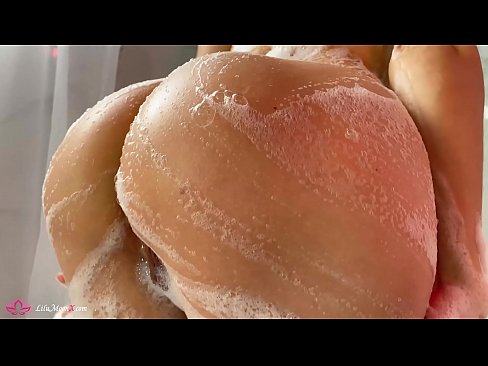 ❤️ Brunetka masturbuje kundičku s vibrátorom až do intenzívneho orgazmu v sprche ❌ Šukanie na sk.zoomporno.ru ️❤